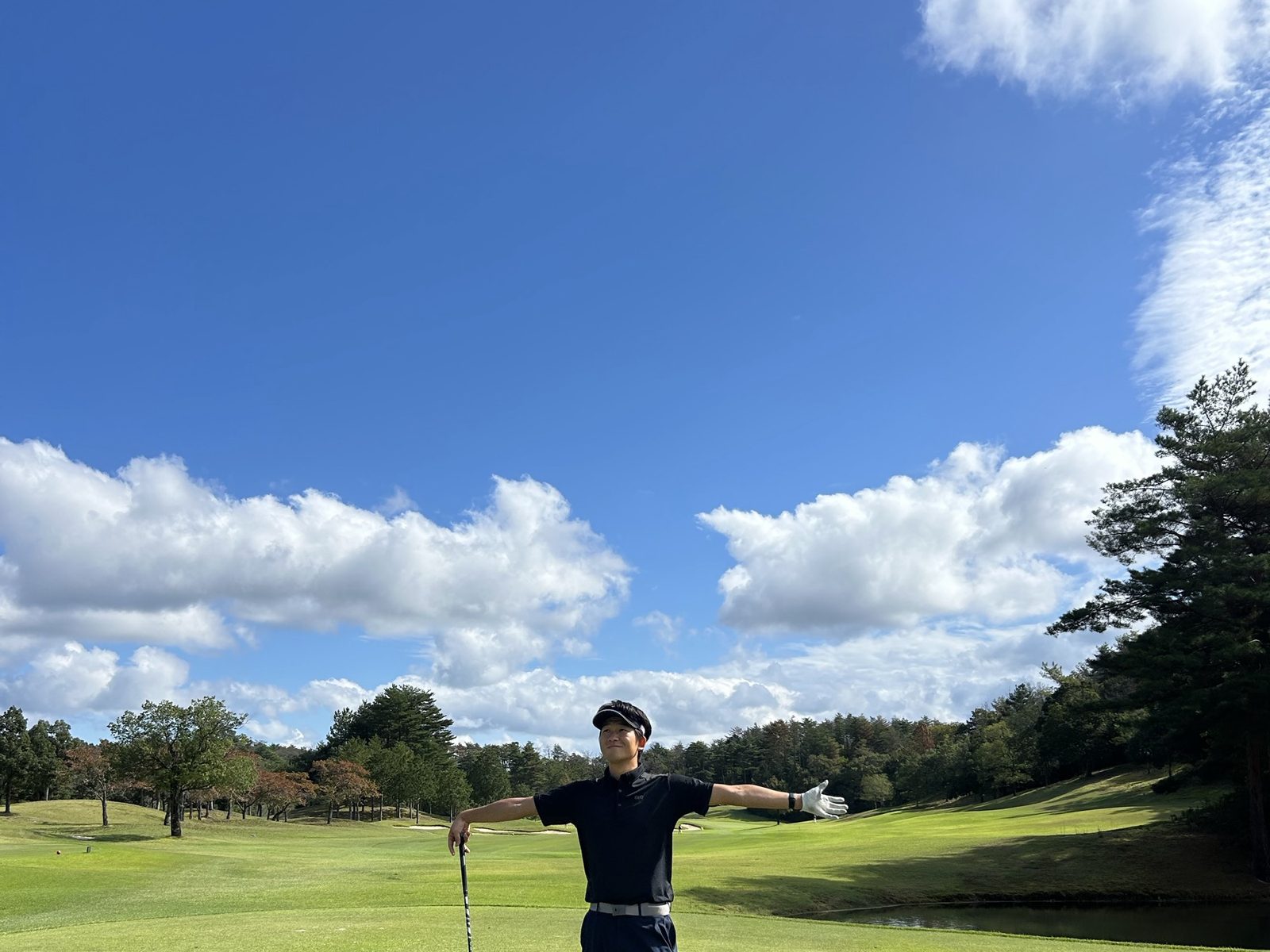 ゴルフ場で両腕を広げるCHIRO GOLF BASE創業者