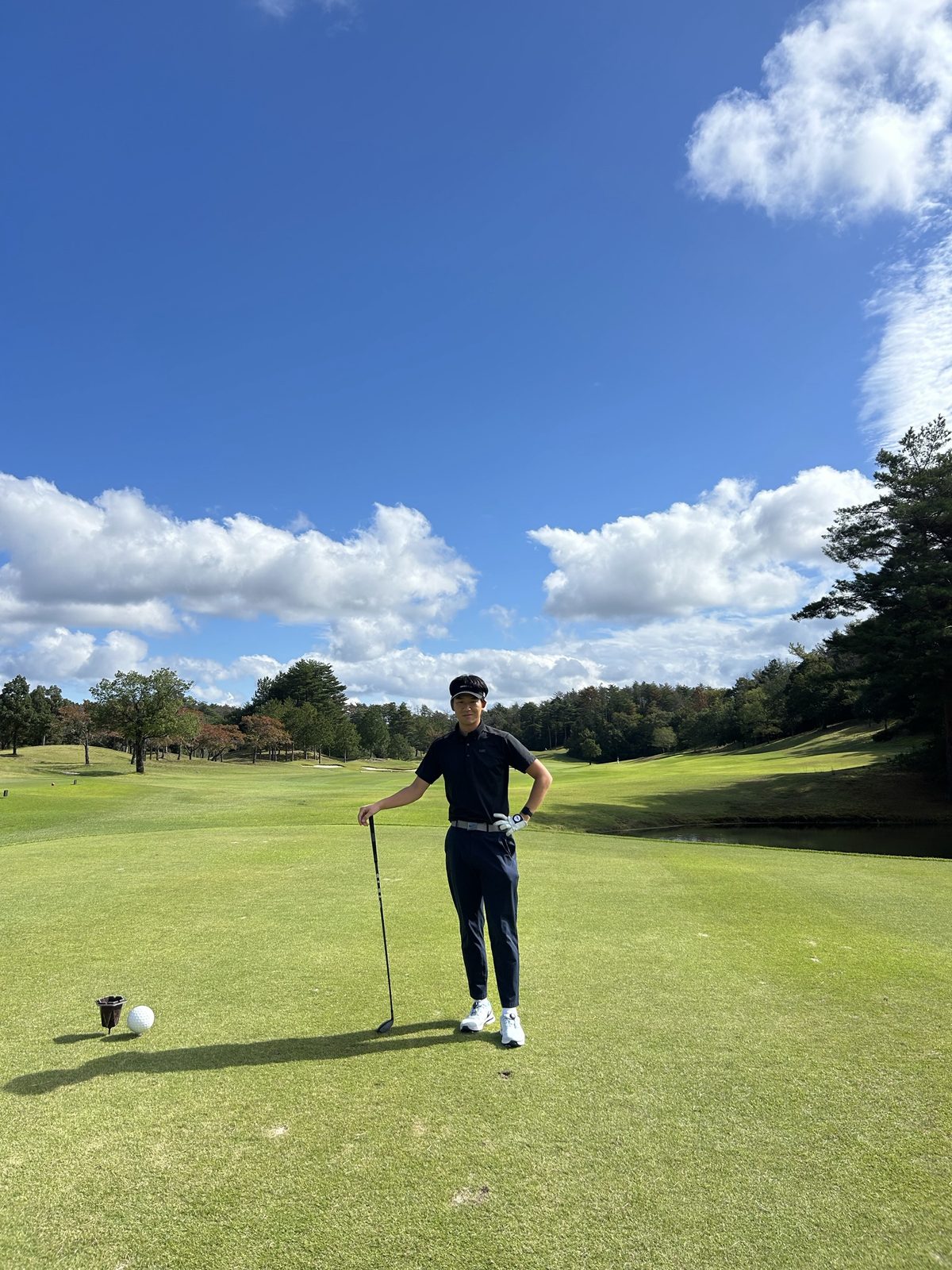 コースに立つCHIRO GOLF BASE創業者